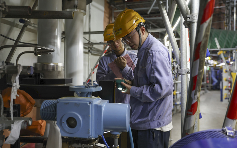 11月13日，在浙江省温州市苍南县中广核浙江三澳核电项目1号机组处，运行人员进行冷试边界隔离。新华社发（苏巧将 摄）