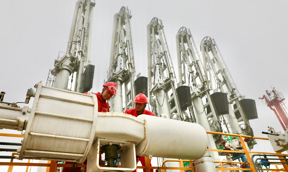 中国石化天然气分公司天津LNG接收站工作人员在船舶接卸前对设备设施巡检。