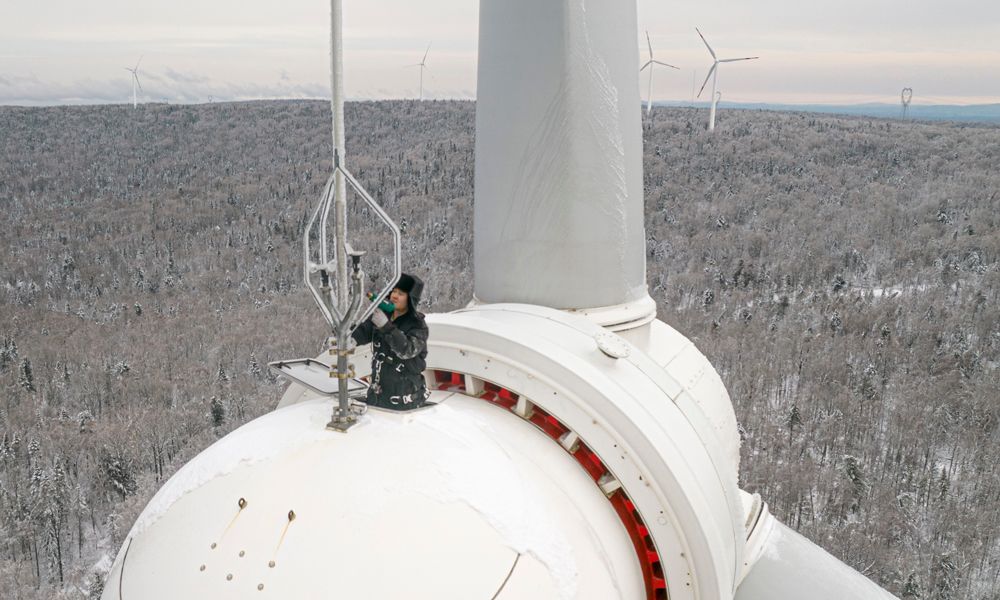 受今冬首场寒潮影响，我国大部分地区降温明显，北方多地迎来大风、雨雪天气，能源需求迅速增加。中广核位于北方的部分核电、新能源场站也迎来风雪寒潮天气，为电力保供带来挑战，一线工作人员坚守岗位，全力“迎峰度冬”保供电。