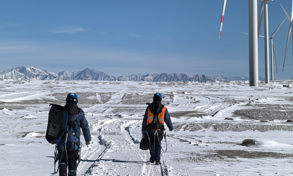 青海省海西州冷湖镇冷湖广竣50万千瓦风电场遭遇极端寒潮天气，气温骤降至零下21.4℃，强降雪致积雪最深处达50cm，中广核青海冷湖广竣风电场被白雪覆盖，风电场运维人员迅速响应，场站紧急调配资源，开展线路巡检与风机故障排查工作。
