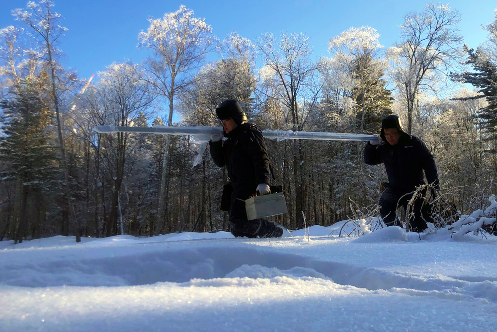 中广核黑龙江丹江风电场运检团队全力以赴，迎战风雪，运维人员着重检查室外端子箱、操纵机构箱、配电室开关柜等关键设备加热装置运行情况，加强风机风速仪、风向标等易结冰设备巡检维护力度，在保障安全基础上，实施相应除冰雪消缺举措，确保供电稳定，设备安全平稳运行。