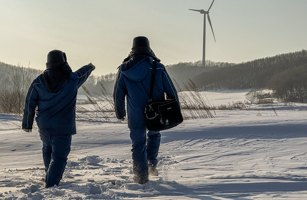 中广核黑龙江兴凯湖风电场接获天气预警后，即刻启动集电线路与风机叶片覆冰应急处置方案，组建“叶片检查突击队”借助无人机检查叶片覆冰情况，“道路抢修突击队”联合道路维护队清理检修道路急弯陡坡积雪，并撒防滑料以保畅通，同时暂停风机检修防落冰伤人。