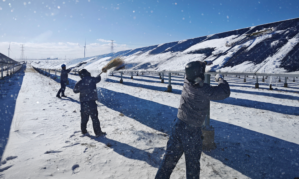 中广核宁夏灵武马家滩光伏电站遭受强降雪袭击，道路与光伏组件积雪严重，给设备安全运行和发电带来了极大的挑战，电站迅速组织全员行动，顶风冒寒对光伏板展开全面清理，力保电站发电效率。