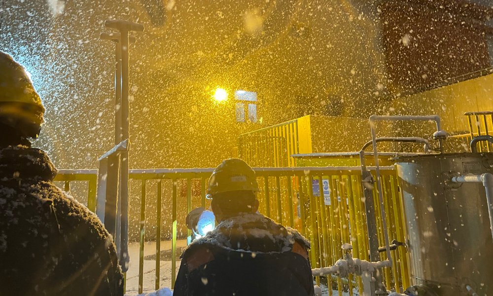 近日，辽宁红沿河迎来今冬初雪。辽宁红沿河核电有限公司提前部署各项迎峰度冬电力保障工作，做好低温雨雪冰冻灾害防范及应对。红沿河核电电气部安排专人24小时值守输电线路智慧监测平台，多名技术骨干对核电站外输电线路展开全天特巡，定时通报导线在线温度、覆冰厚度等情况，密切监控变化趋势。