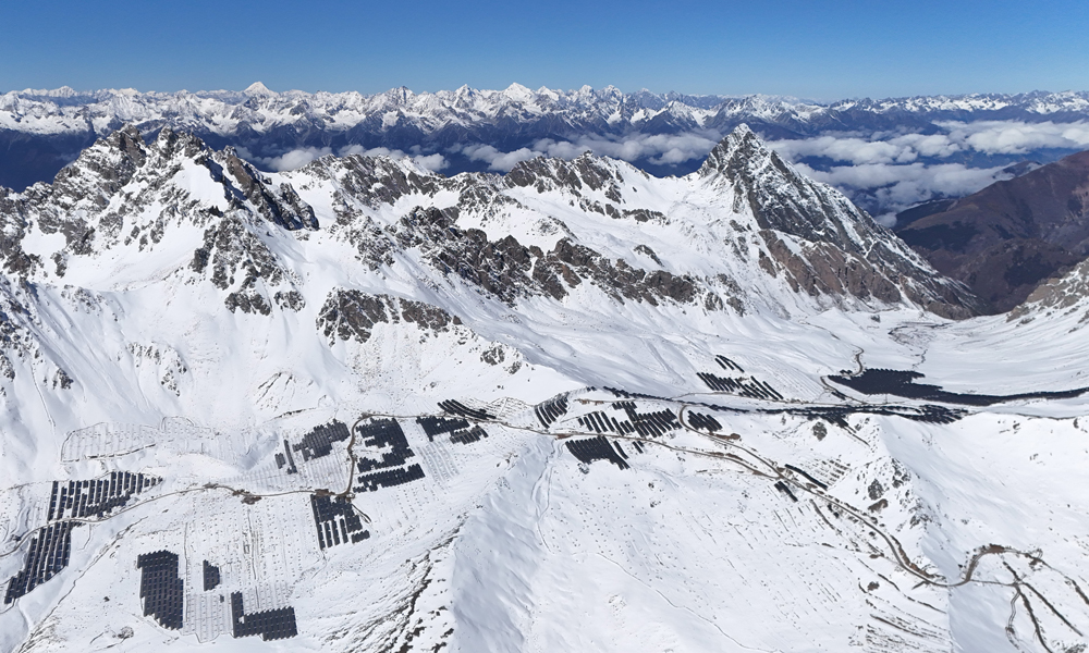 12月24日，世界海拔最高的光伏项目——华能纳古光伏电站一期项目在云南迪庆并网发电，最高海拔超5240米。