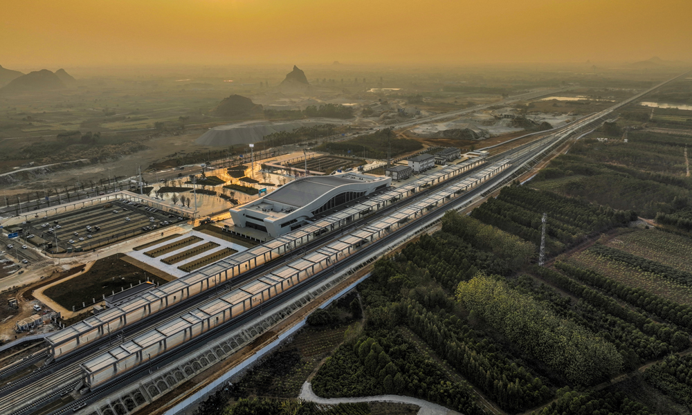 此次开通的南宁至玉林段，正线全长193.31公里，设南宁东、峦城、横州、兴业南、玉林北5座车站，是广西首条自主投资建设的时速350公里的高速铁路。图为南珠高铁南玉段横州站。