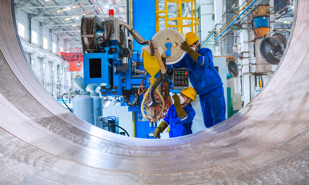 人勤春来早，奋战正当时。东方电气集团全力冲刺2025年一季度开门红，在电力能源装备生产制造现场，工作人员团结协作，一个个重器装备逐渐成型。