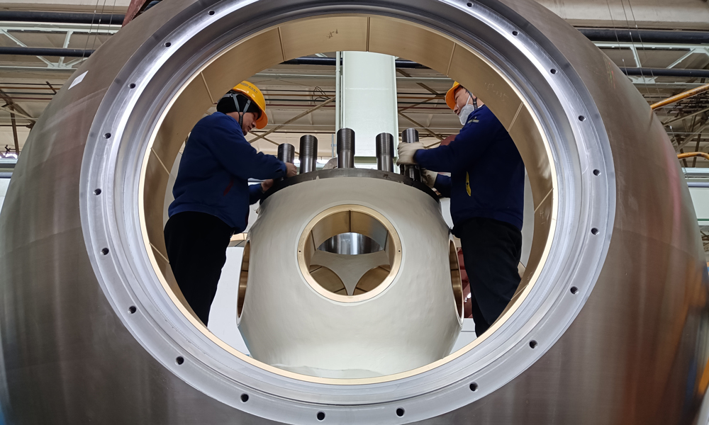 东方电气集团工作人员在进行沙坪一级水电项目2号机组转轮装配。2025年以来，东方电气已完成四川、安徽、内蒙古等省多个水电项目机组部件产出。
