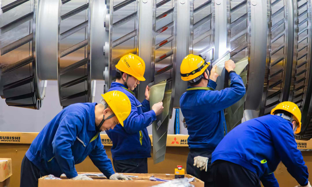 东方电气集团工作人员在进行巴中（通江）燃气发电工程1号项目燃气轮机转子叶片装配。东方电气掌握包括H级、F级、H100、G50等机型最为丰富的燃气轮机的设计制造技术，也是国内行业首家燃机产出达到百台的企业。2025年，燃气轮机业务依旧繁忙，20余台套燃机将执行产出。