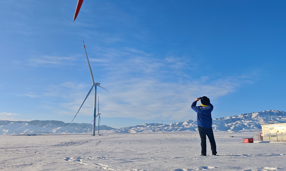在新疆伊犁汇能73团风场，东方电气集团风电安装调试工程师在开展风场现场的风机叶片外观例行巡检。这是确保风机安全稳定运行的关键保障措施之一，通过定期巡检，可以及时发现叶片表面的潜在问题，有效确保风机的高效运行，延长叶片的使用寿命，降低运维成本，提高风场的整体发电效率和经济效益。