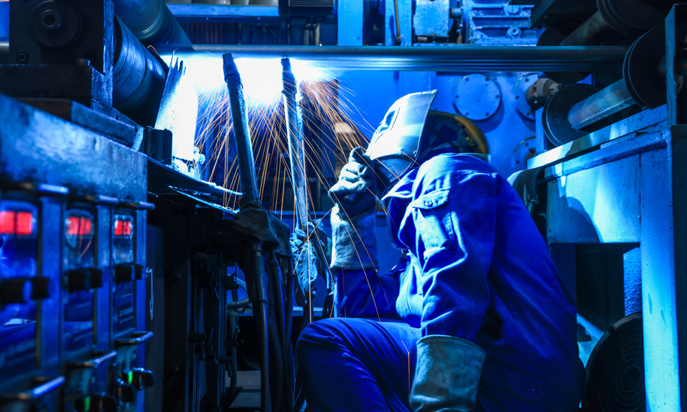 东方电气集团工作人员在利用自动化设备焊接发电装备锅炉部件，产品加工完成后将被运往贵州六盘水项目现场进行组装。该电厂投运后，预计年发电量可超58.1亿千瓦时，将为区域能源结构优化提供重要支撑。