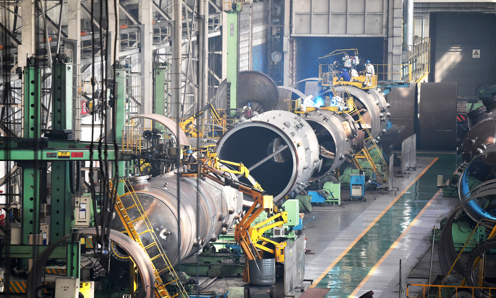 人勤春来早，奋战正当时，哈电集团全力冲刺2025年一季度开门红。图为哈电集团锅炉公司重型容器分厂石化产品生产场地一隅。