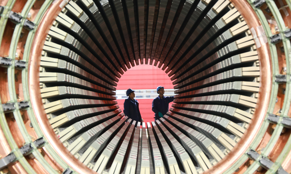 哈电集团电机公司工作人员进行汽轮发电机定子下线准备工作。