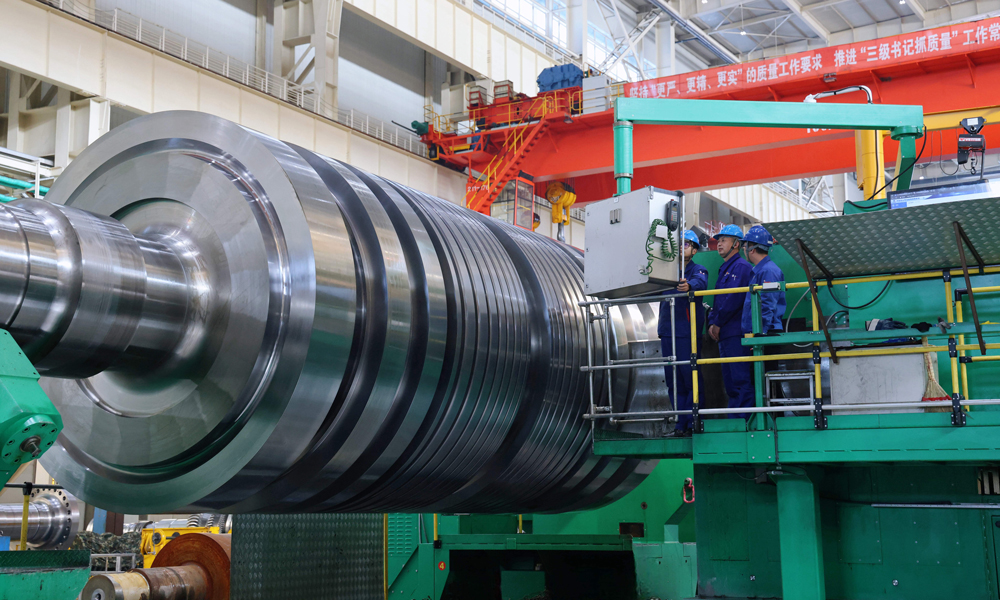 哈电集团汽轮机公司操作者进行昌江核电二期4号汽轮机组低压转子加工。