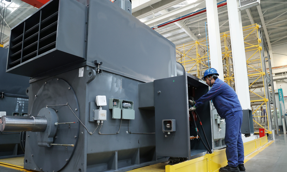 哈电集团佳电股份高压电机数字化装配车间现场，操作者在加工精细化工及原料工程项目，产品顺利交付将助力我国石化产业向高端产业延伸，加快推动石化产业转型升级。