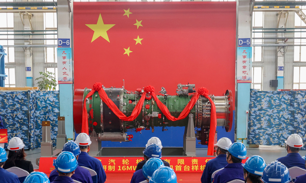 近日，哈电集团自主研制的国内首台16兆瓦燃气轮机样机（HGT16）正式总装下线，标志着哈电集团在推动自主化燃机领域迈出了关键一步，对践行国家能源安全新战略、推动绿色低碳转型具有重要意义，为我国分布式能源及绿色能源建设注入了强劲动能。