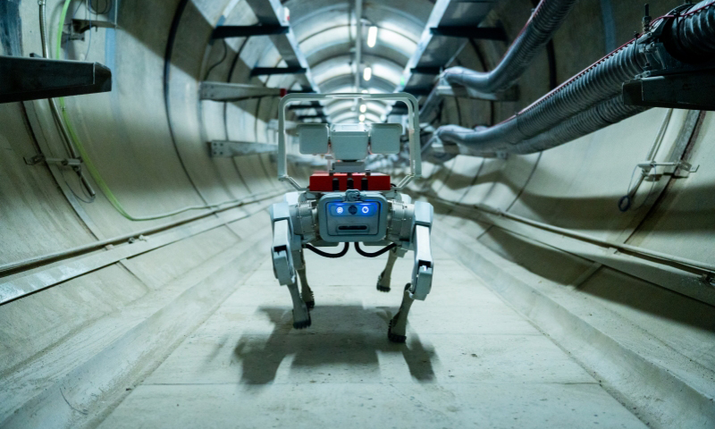 国家电网江苏无锡供电公司应用四足机器人自主巡检220千伏电缆隧道。