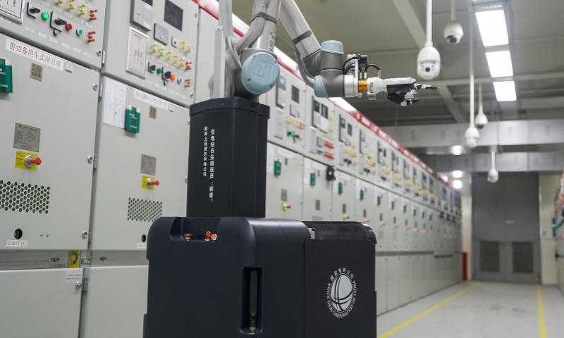 近年来，国家电网有限公司始终把科技创新摆在电网发展的基础核心位置，围绕加快构建新型电力系统，深化北斗、云计算、人工智能等数字、智能技术应用，强化数智赋能赋效，推动电网功能形态、运行管理、服务模式升级，为发展能源领域新质生产力、推进新型能源体系建设贡献力量。图为国家电网上海浦东供电公司应用变电站仿生值班员“浦睿”在110千伏前滩站巡视设备。