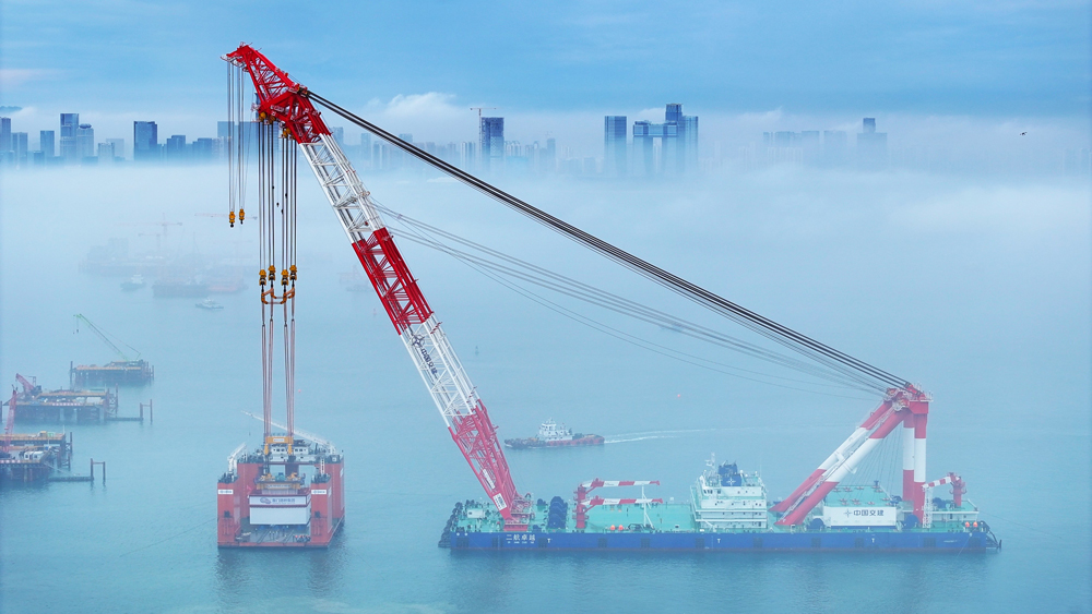 近日，厦金大桥（厦门段）项目首件装配式预制墩台顺利完成出运及吊装作业。