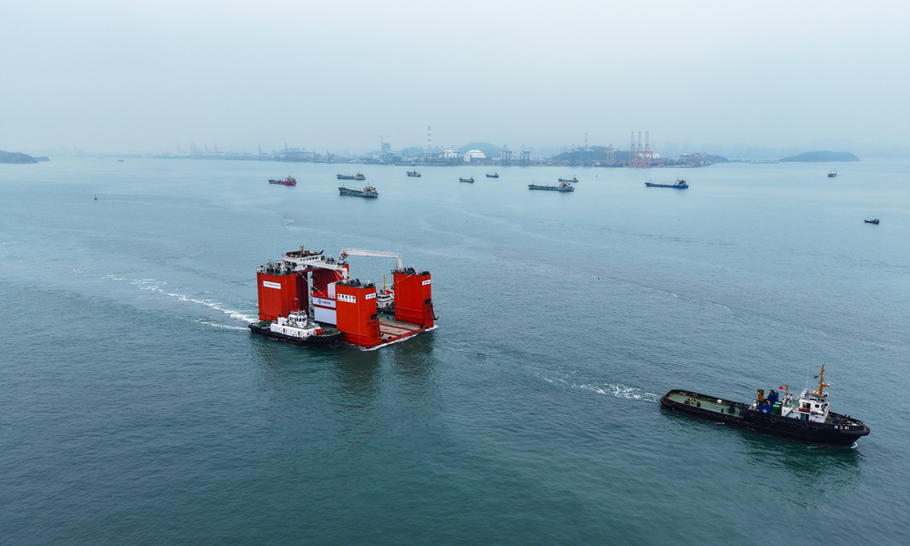 本次出运的装配式墩台为刘五店航道东侧非通航孔桥墩台，长18米、宽13.8米、高13.4米，重约3000吨，在中交集团一航局墩台预制厂生产，由中交集团二航局“二航卓越”执行吊装。‌