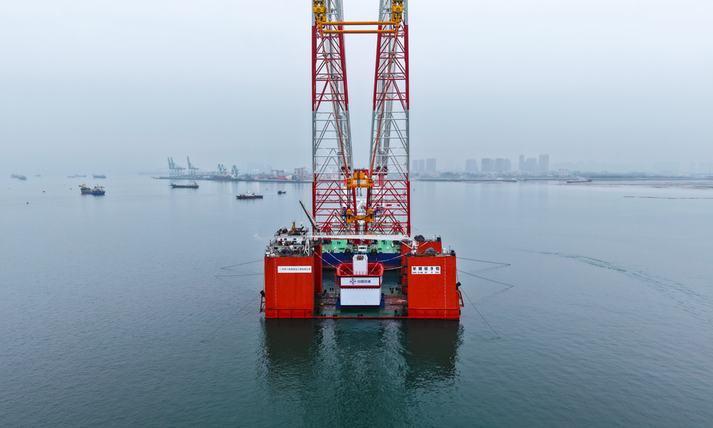 作为桥梁承重结构，墩台是支撑桥梁重量的关键部位，直接影响大桥的稳定性和安全性。“第一墩”的成功落定，标志着海上主线桥梁进入装配化施工新阶段，开启项目建设“陆海协同、智能拼装”的快速实施模式。