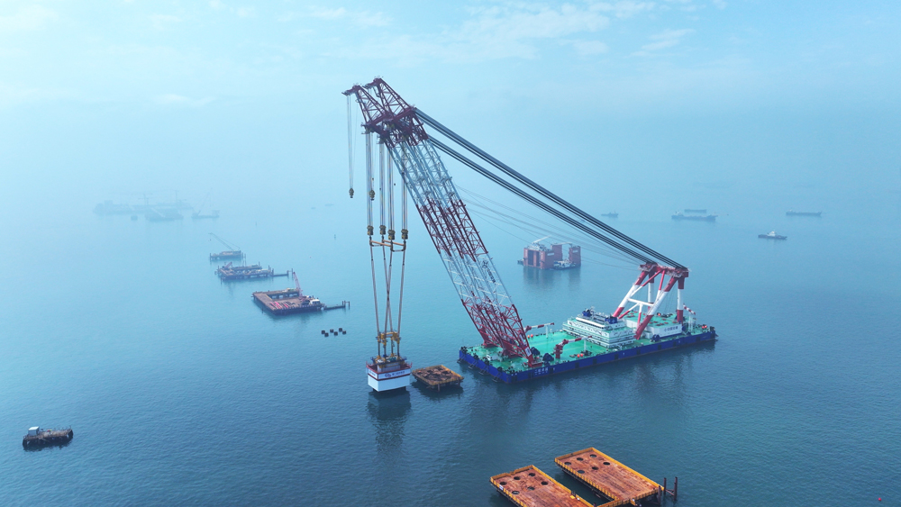 厦金大桥（厦门段）项目首件装配式预制墩台吊装作业现场。