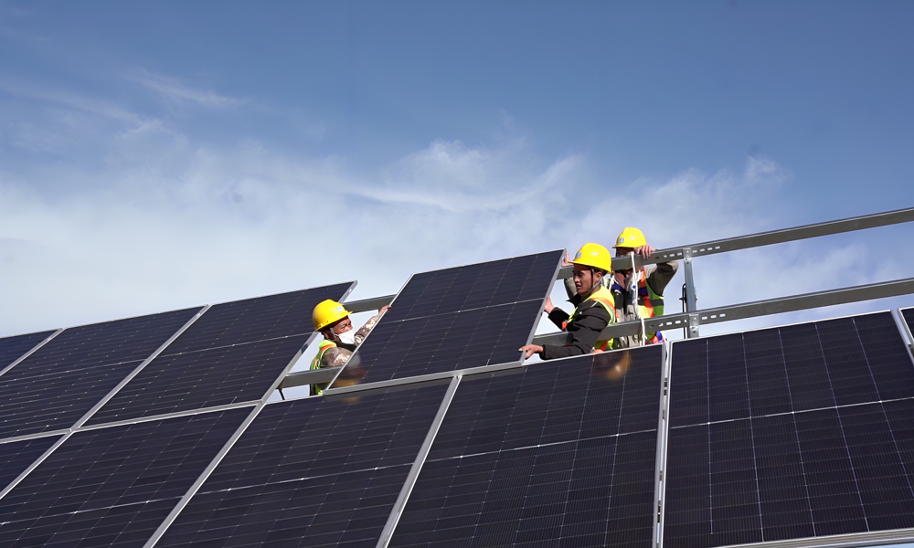 阿坝州红原安曲一期光伏项目由中国建筑旗下中建二局承建，平均建设海拔3600米，占地面积达8000亩，设置76个光伏阵列区，共安装45万块单晶双面光伏组件，建设1座220千伏升压站和1座总功率为50兆瓦储能电站，总装机规模达25万千瓦。