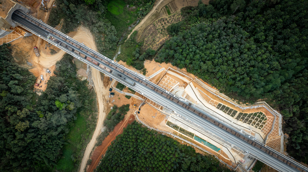 3月20日上午，在边境城市广西壮族自治区凭祥市，随着铺轨机将最后一段500米长钢轨铺设在凭祥东站出站五线大桥上，南凭高铁崇凭段全线铺轨完成，预计8月份进入联调联试阶段，今年内具备开通运营条件。