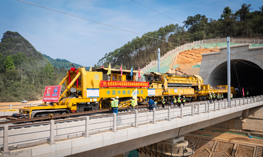 南凭高铁崇凭段全长81.52公里，共需铺设轨道168.91公里，铺设道砟63万立方米，安装道岔28组、伸缩调节器4组。自2024年10月底开始铺轨施工以来，中国中铁旗下中铁四局、中铁二院等组建的攻坚团队，坚持保质量、保安全，采用轮班制，“以日保周、以周保月”，实现快速铺轨。