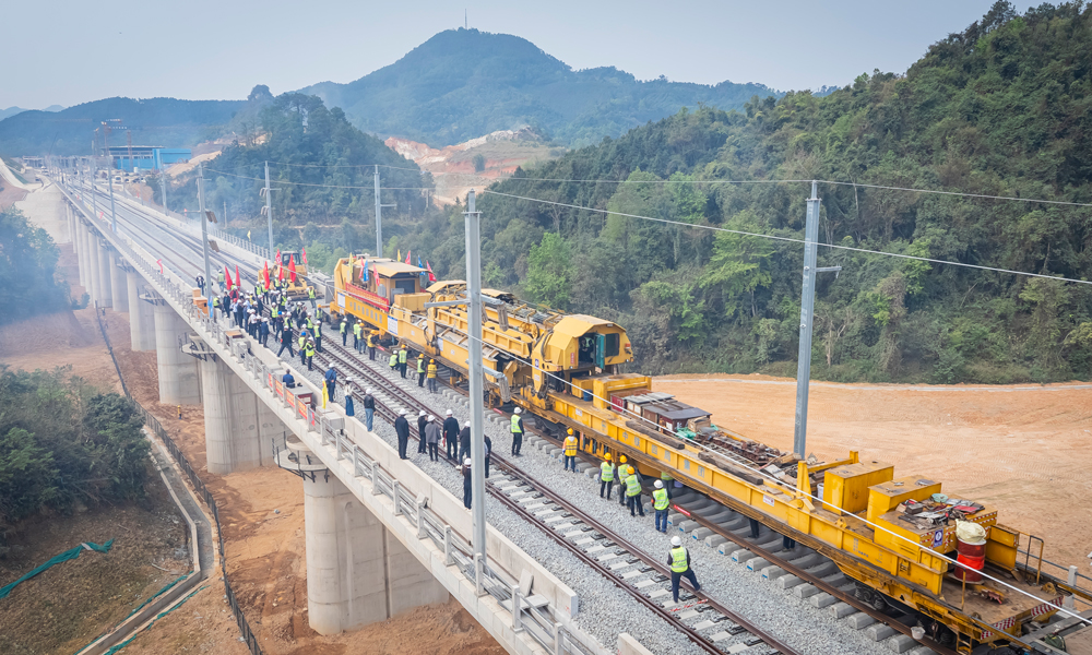 铺轨作业采用中铁四局自主研发的CPG500型长钢轨铺轨机组。该装备具有自动化程度高、铺设精度高、综合作业效率高等特点，能满足高速铁路一次性铺设无缝线路的要求。为确保铺轨顺利，中铁四局八公司铺轨分部优化作业流程和资源配置，细化行车调度方案，在最后冲刺阶段确保每天铺设不少于3公里。历经144天的不懈努力，最终高效优质完成全线铺轨任务。