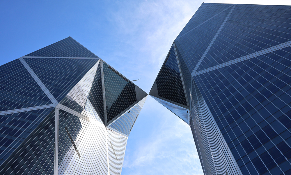 临港西岛中银金融中心项目总建筑面积28.25万平方米，建筑主体为南北两座高200米的双子塔楼，双子塔楼上部锥形形体彼此相连。作为名片工程，项目通过建筑科技研发和信息技术赋能，打造原创技术“策源地”，重点围绕工业化、数字化主线，在新材料、新装备、新技术上不断攻关，实现了智慧建造、精益建造、绿色建造等领域核心技术突破。