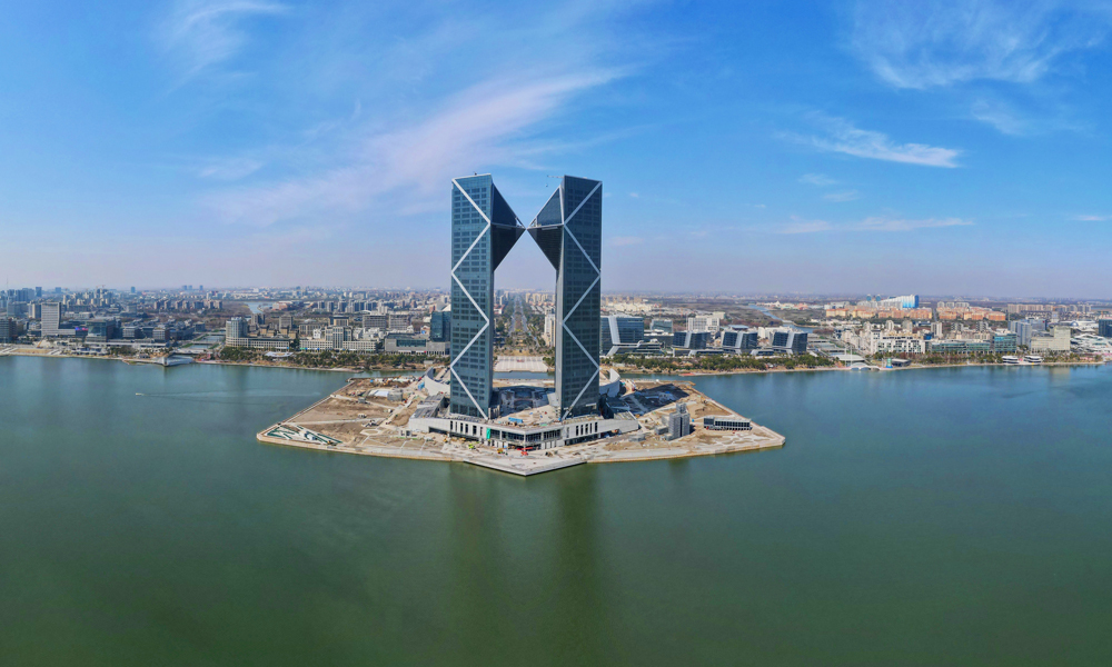 超高层造楼机的运用，助力临港第一高“拔节生长”。与传统的超高层建造方式相比，超高层造楼机有效减少了建筑垃圾排放，操作人员数量相对传统施工工艺可节约50%。与此同时，封闭的高空作业空间，也改善了工人的施工条件，施工效率提高约30%。