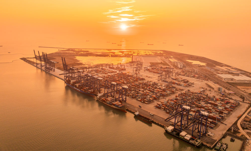 该项目位于海南省儋州市洋浦经济开发区，航道全长13公里，在洋浦港区现有5万吨级和2万吨级航道基础上进行改扩建，主要建设内容包括疏浚工程、临时围堰工程、导助航设施工程、环境保护工程等。