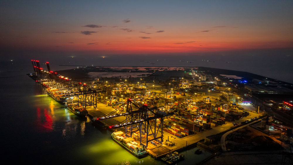 项目建成后，洋浦港区外段和中段将满足20万级集装箱船单线乘潮通航，里段航道将满足7万吨级散货船单线全天候通航，可满足全球最大的2.4万箱位集装箱船通航靠泊需求，进一步服务西部陆海新通道建设，助推海南自贸港高质量发展。