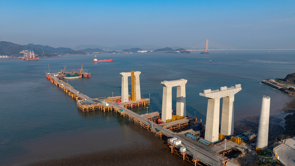 西堠门公铁两用跨海大桥全长3118米，主跨1488米，是世界在建跨度最大的斜拉悬索协作体系桥梁，由中铁上投牵头投资、中铁四院和中铁大桥院勘察设计、中铁四局承建，是浙江省甬舟铁路和甬舟高速公路复线跨越西堠门水道的共用跨海桥梁，连接舟山金塘岛和册子岛。