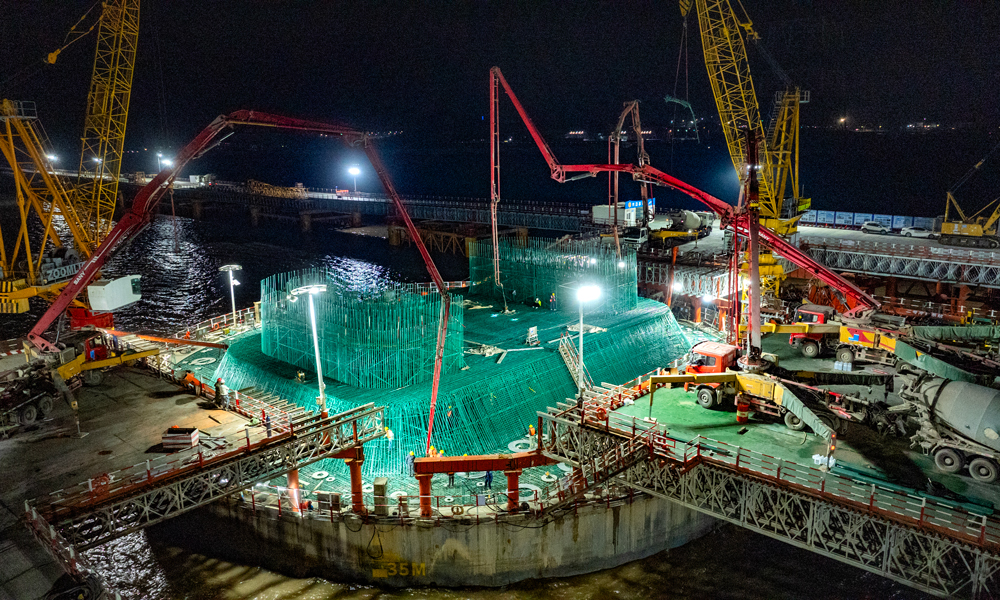 西堠门公铁两用跨海大桥具有首次在跨海高速铁路桥梁上采用斜拉悬索协作体系、首次应用空间变幅缆索体系、世界首个嵌入式设置沉井基础等三项“世界首创”和“世界最大跨度公铁两用大桥”“世界最宽公铁两用大桥”“世界最高公铁两用大桥主塔”“世界最大规模岩锚”“世界最大直径桥梁钻孔桩基础”等五项“世界之最”。