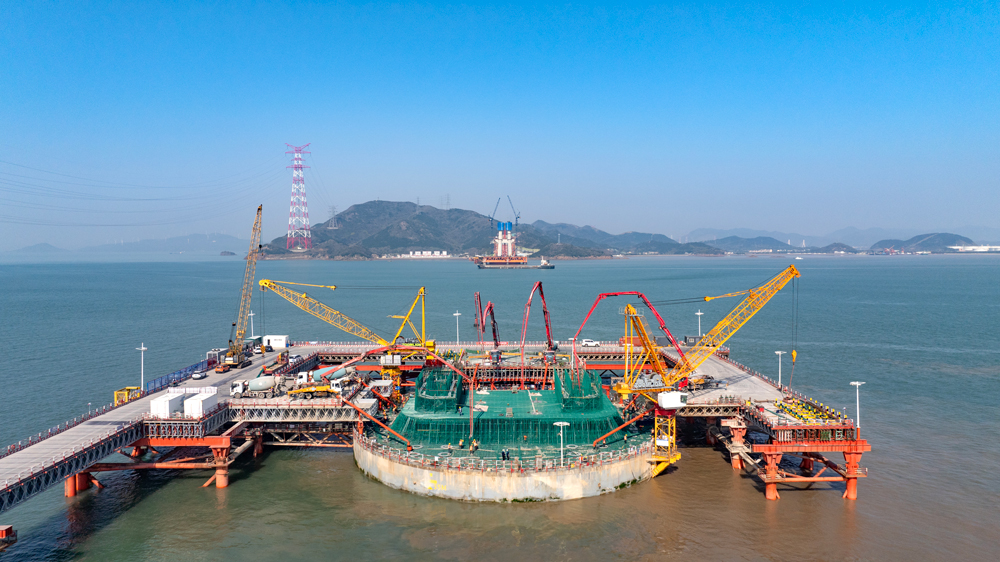 甬舟铁路建成后，将填补舟山市不通铁路的空白，对于完善铁路网布局，推动沿线旅游业发展，实现宁波舟山一体化、同城化发展，加快区域融入“一带一路”和长江经济带等具有重要意义。 　