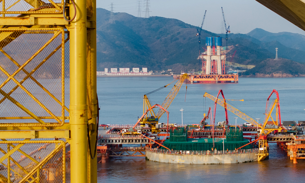 近日，甬（宁波）舟（山）铁路西堠门公铁两用跨海大桥4号主塔承台顺利浇筑完成，大桥下部结构施工全部结束，标志着这座创下多项世界纪录的超级桥梁正式进入主塔塔身结构施工阶段，为甬舟铁路全线通车奠定关键基础。