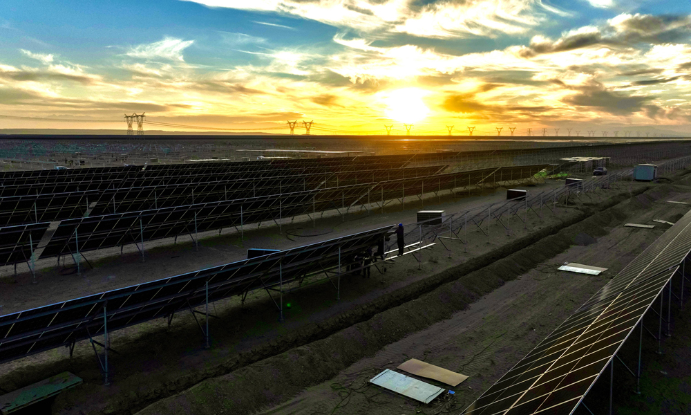 该项目总装机容量70万千瓦，包括10万千瓦光热项目、60万千瓦光伏及配套330千伏输变电工程。