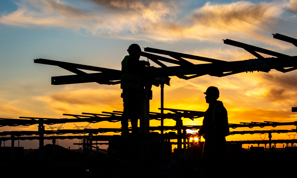 中国绿发甘肃金塔多能互补基地项目建成并网后年发电量将达到13.7亿千瓦时，每年可节约标准煤约48万吨，减少二氧化碳排放量约131万吨。图为工作人员在夕阳下安装光伏组件。