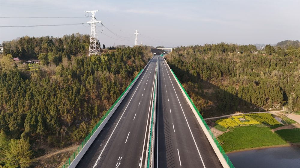 近日，由中国铁建所属中铁十五局参建的苍巴高速公路正式通车运营。苍巴高速公路全长92.553公里，建成通车后，将与成绵扩容、绵阳至苍溪、巴中至万源、包茂高速达陕段组合形成新的出川、入陕、进京大通道，对于加强川东北地区与成都平原经济区的联系，促进区域经济融合协调发展，推动川陕革命老区经济社会振兴具有十分重要的意义。