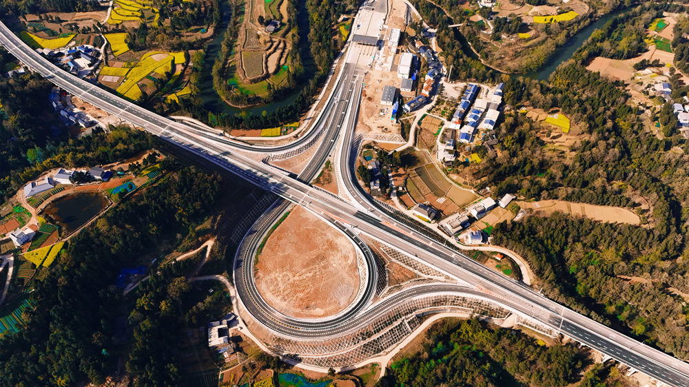 苍巴高速渔溪互通。 