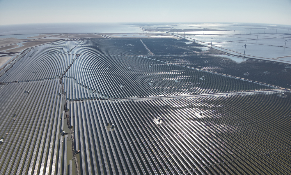 近日，中国华能滨州85万千瓦光伏项目实现全容量并网发电。该项目是国家第三批大型风电光伏基地建设项目，也是国家海洋立体确权政策颁布后首个获批的光伏用海项目。