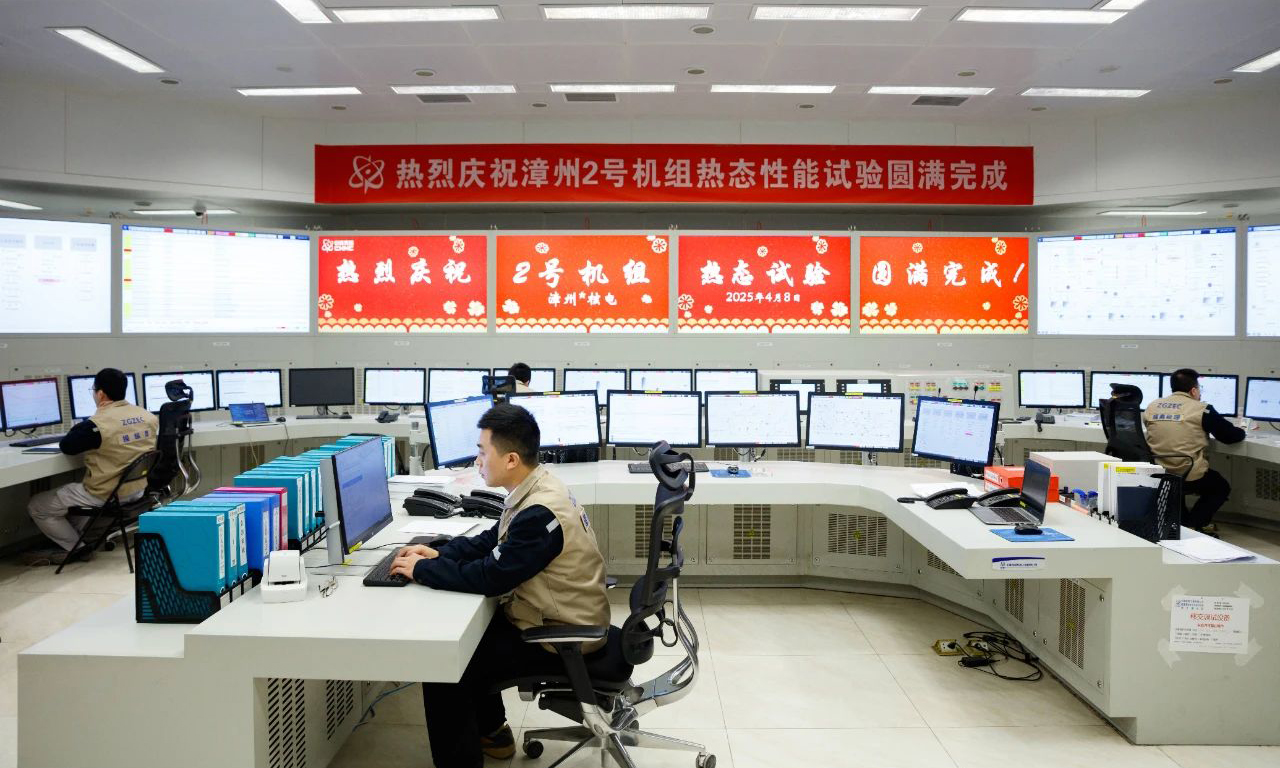 热试是通过主泵运转和稳压器电加热器投用，使反应堆冷却剂系统升温升压，并在各特定试验平台执行一系列调试试验、运行定期试验的综合性试验。该阶段在尽可能模拟核电厂实际运行工况的条件下，验证核岛、常规岛设备和系统在热态运行时的性能。