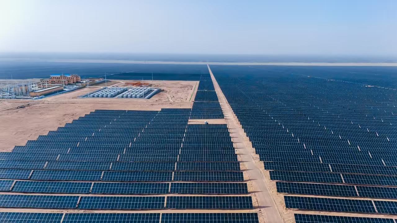 大漠春醒，万物复苏。在中广核和田洛浦50万千瓦光伏治沙项目的沙海中，一幅 