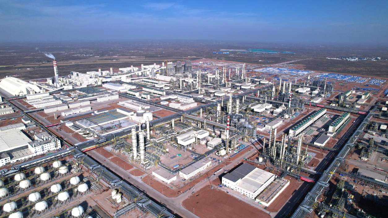 近日，内蒙古宝丰煤基新材料一期年产260万吨煤制烯烃和配套年产40万吨植入绿氢耦合制烯烃项目第三套MTO装置投料试车成功，至此，项目三套MTO核心装置全部顺利投产。该项目是目前全球单厂规模最大的煤制烯烃项目、全球唯一规模化用绿氢替代化石能源生产烯烃项目，建成后将推动煤基新材料产业高端化、多元化、低碳化发展，助力建设现代煤化工与新能源耦合发展示范“国家级产业核心区”。