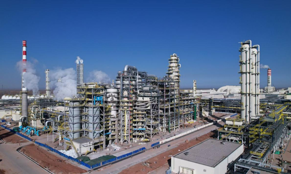 项目位于内蒙古自治区鄂尔多斯市乌审旗，由中国建筑旗下中建安装承建。中建安装所属苏杭公司承建3套百万吨级MTO装置、C4装置、烯烃循环水站建安工程，中建五洲承建21台大直径非标设备的制作安装工程。乙烯、丙烯等低碳烯烃是生产塑料及精细化学品的基本有机化工原料。用煤炭替代石油生产烯烃的过程中，MTO装置是将甲醇转化为烯烃的关键设备。自承建宁夏宝丰能源项目全球首套百万吨级甲醇制烯烃装置投产后，中建安装团队挺进内蒙古荒漠深处，在这里首次实现同时建设三套百万吨级MTO装置。