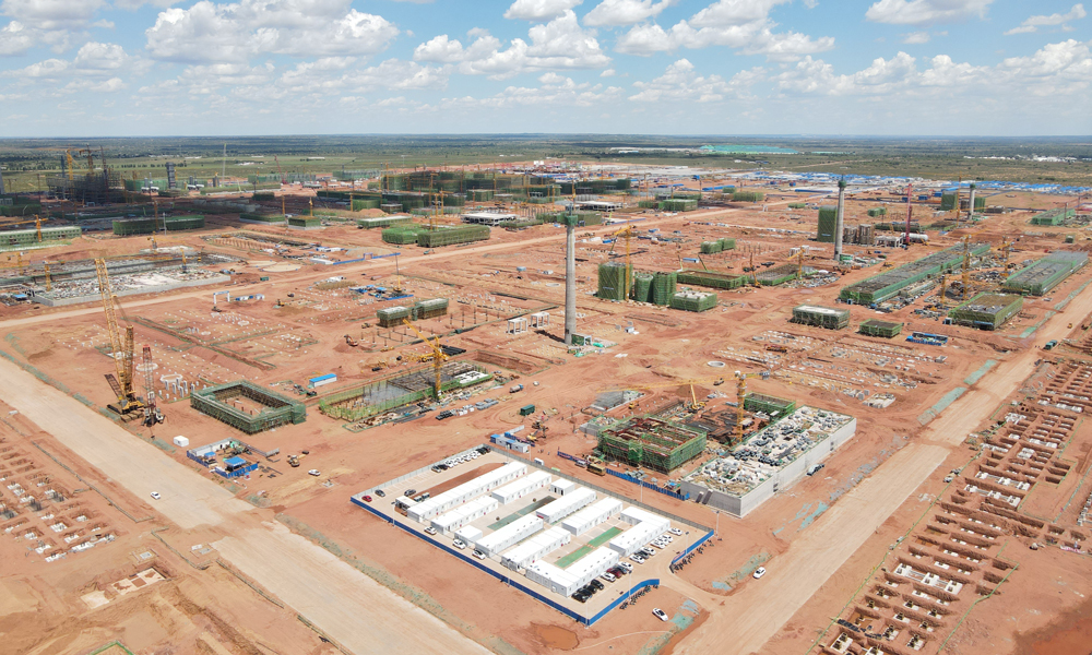 春季沙墙压境，随着内蒙古气象台发布沙尘暴黄色预警，沙粒击打面罩的噼啪声中，工人们迅速压重压实现场材料，钢缆捆扎固定脚手架，关键设备被套上防风罩，螺栓紧固声与对讲机指令此起彼伏……“气象预警-设备防护-快速响应”三级体系，让项目团队早已将应急预案刻入肌肉记忆，有条不紊地进行着应对工作。等天空重现湛蓝，项目团队又钻进设备丛林，扫过每道焊缝，清理黄沙、全面检查，确保沙尘过后24小时内，生产现场恢复运转。