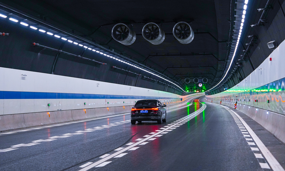 4月20日凌晨4时，随着信号灯由红转绿，社会车辆从原六环路驶入东六环隧道，标志着由中国铁建所属铁四院设计、中铁十四局参与施工的北京东六环改造工程建成通车。自此，往来车辆可以通过地下隧道穿越城市副中心核心区。图为车辆行驶在北京东六环隧道内。