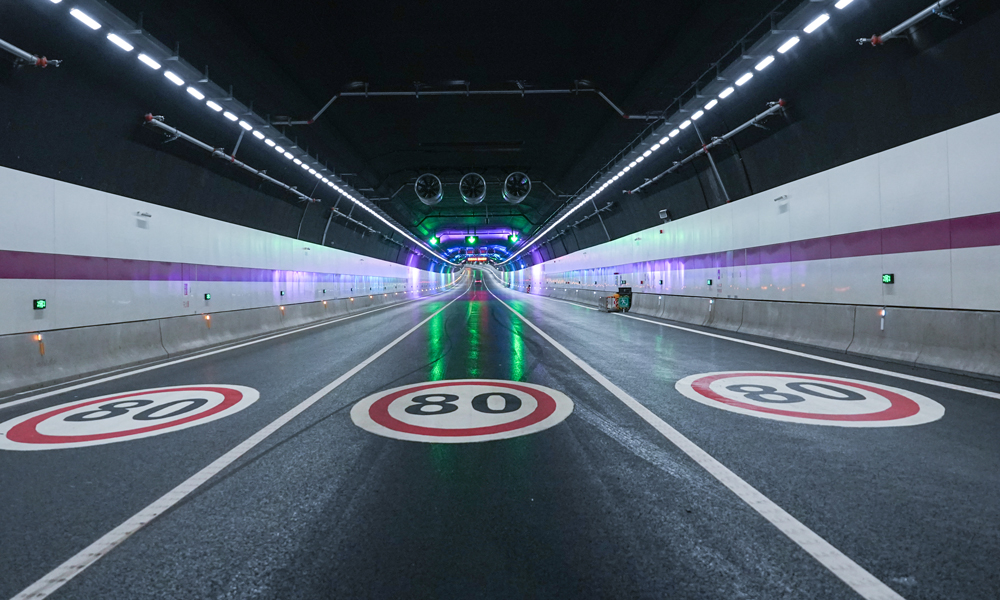 作为北京市重点工程、北京城市副中心标志性工程，这项国家级“平安百年品质示范工程”与“科技示范工程”的开通，是联通顺义、大兴、亦庄及北京首都国际机场、北京新机场的重要通道，对促进京津冀区域交通协同发展、提升全市交通服务水平、构建综合交通体系具有重要意义。图为采用“京华号”盾构机施工的东六环隧道西线隧道。